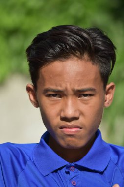 Mutsuz, yakışıklı bir azınlık çocuğu.