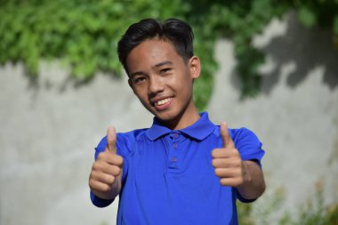 Parmak Kalkmış Filipinli Bir Erkek