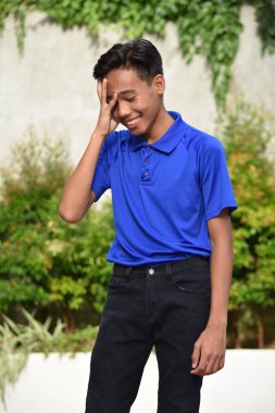 Düşüncelere dalmış, genç bir çocuk.