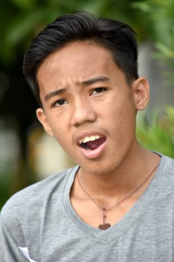 Şaşırmış Yakışıklı Asyalı Bir Kişi