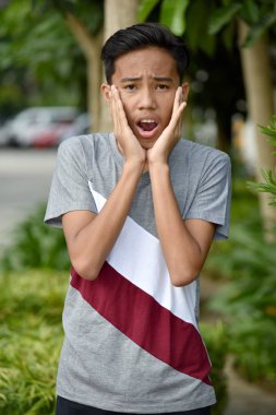 Ürkmüş bir Asyalı Çocuk