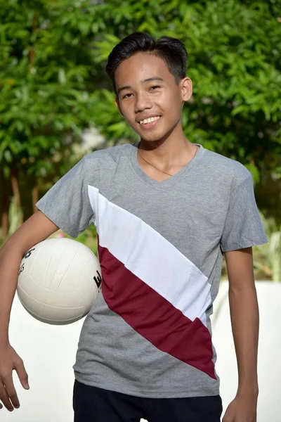 Glad filippinsk pojke volleybollspelare med volleyboll — Stockfoto