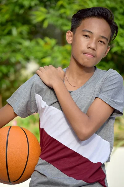 Persona de la minoría del atleta dolorido con baloncesto — Foto de Stock
