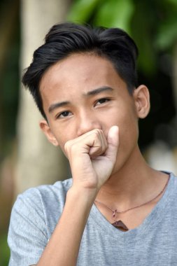 Öksüren Yakışıklı Azınlık Çocuğu