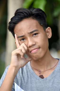 Yakışıklı Çeşitli Düşünen Çocuk.