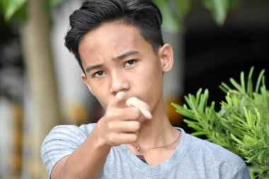 Yakışıklı bir Filipinli genç çocuk.