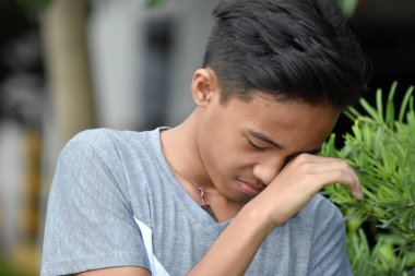 Gözü yaşlı bir genç.