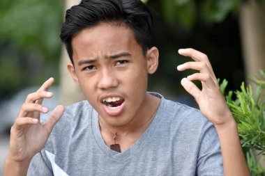 Genç bir Asyalı Çocuk ve Korku