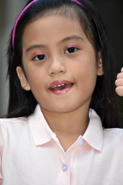 Bir Çeşitli Kadın Gülümsüyor