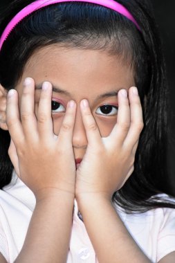 Utanç verici bir ergen kadın.