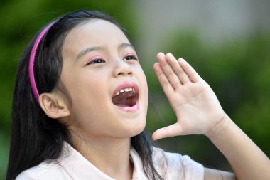 Bir Bağıran Genç Dişi