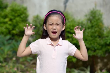 Ürkütücü bir genç kız.