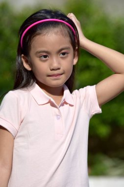 Genç Asyalı Kadın Merak Ediyor