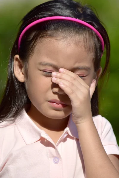 一个泪流满面的年轻少女 — 图库照片