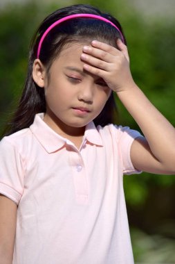 Baş ağrısı olan bir ergen.