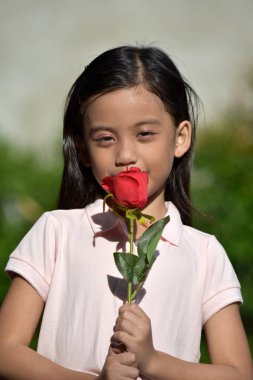 Gülleri olan güzel bir kız.