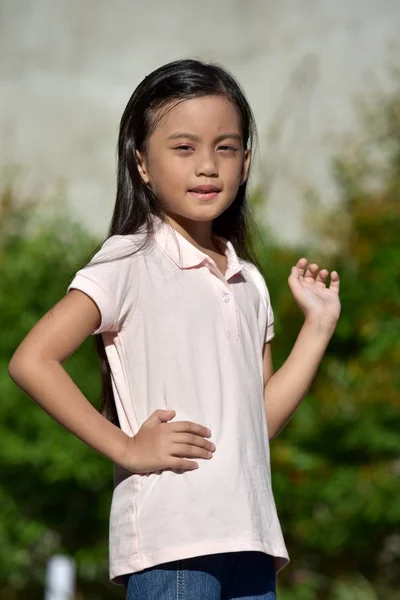 Una giovane e seria persona filippina — Foto Stock