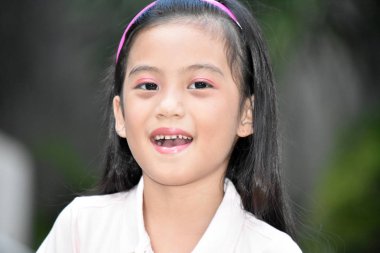 Gülümseyen küçük bir kız.