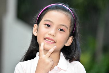 Düşünceli bir genç kız.