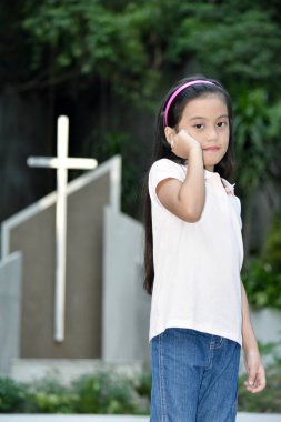 Kilisedeki Ciddi Asyalı Kadın Çocuk