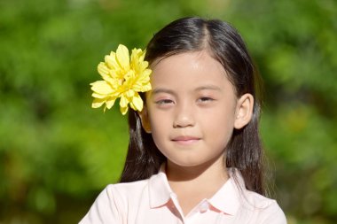 Çiçekli şirin azınlık kızı.