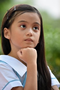 Azınlık 'ın genç bayan öğrencisi okul üniforması giyiyor.