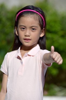 Başparmakları havada bir çocuk.