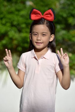 Genç Bir Kadın ve Barış İşareti