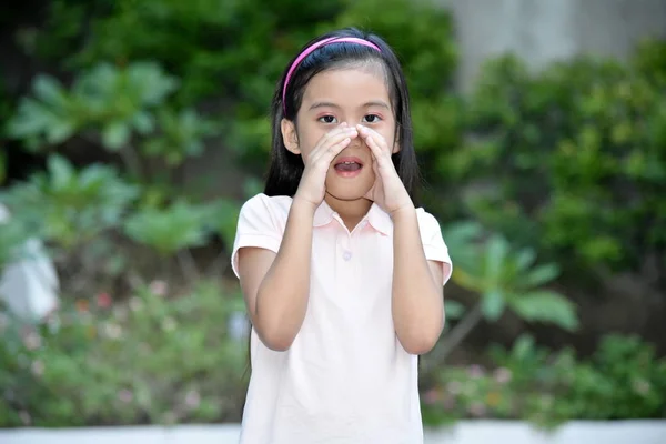 Uma menina filipina bonita gritando — Fotografia de Stock