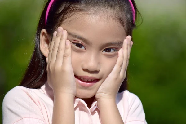 Ein überraschtes, junges filipina kind — Stockfoto