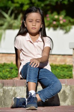 Oturan Güzel Bir Kadın