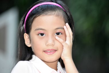 Güzel bir genç kız.