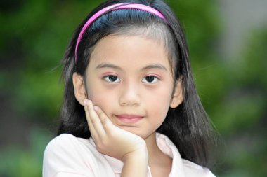 Düşünceli Güzel Bir Kız Çocuk