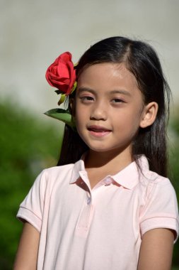 Ciddi bir Filipinli Çiçekli Gençlik