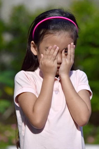一个小菲律宾姑娘与悲伤 — 图库照片