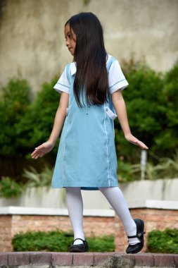 Katolik Farklı Bir Kız Dans Ediyor