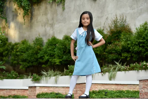 Debout catholique philippine fille étudiant portant l'uniforme scolaire — Photo