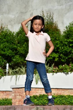 Ayakta Durabilen Azınlık KadınıName