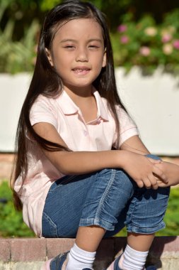 Güzel bir Filipinli Çocuk Rahatlıyor