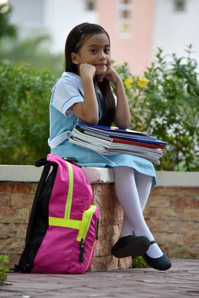 Gadis Kecil yang sedih Mengenakan Seragam Sekolah Dengan Buku Catatan — Stok Foto