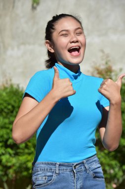 Başparmakları Kalkık Bir Kadın