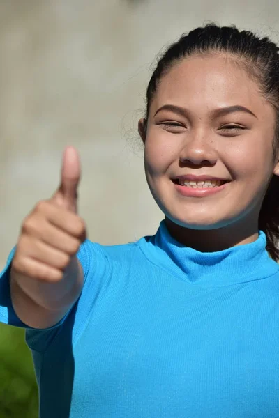 Filipina dospělá žena s palcem nahoru — Stock fotografie