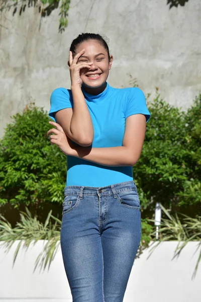 Une jeune femme diversifiée et rire — Photo