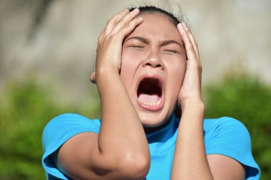 Stres Altında Genç Bir Kadın