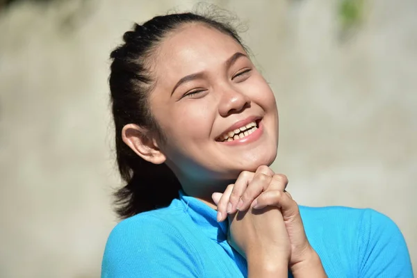 一位年轻的亚洲女性祷告 — 图库照片