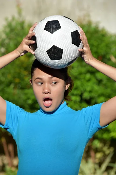 Překvapená sportovní fotbalová hráčka s fotbalovým míčkem — Stock fotografie