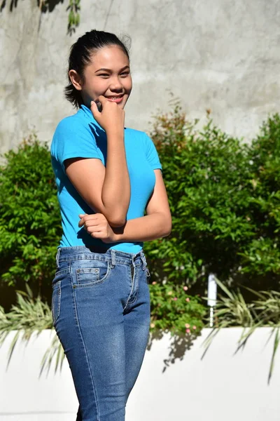 一个年轻的菲律宾女性姿势 — 图库照片