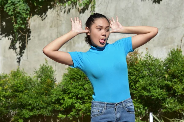 Una hembra haciendo caras graciosas — Foto de Stock