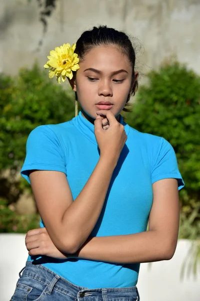 Unglückliche junge filipina erwachsene Weibchen mit Blumen — Stockfoto