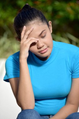 Bir Endişe Çekici Asya Kişi